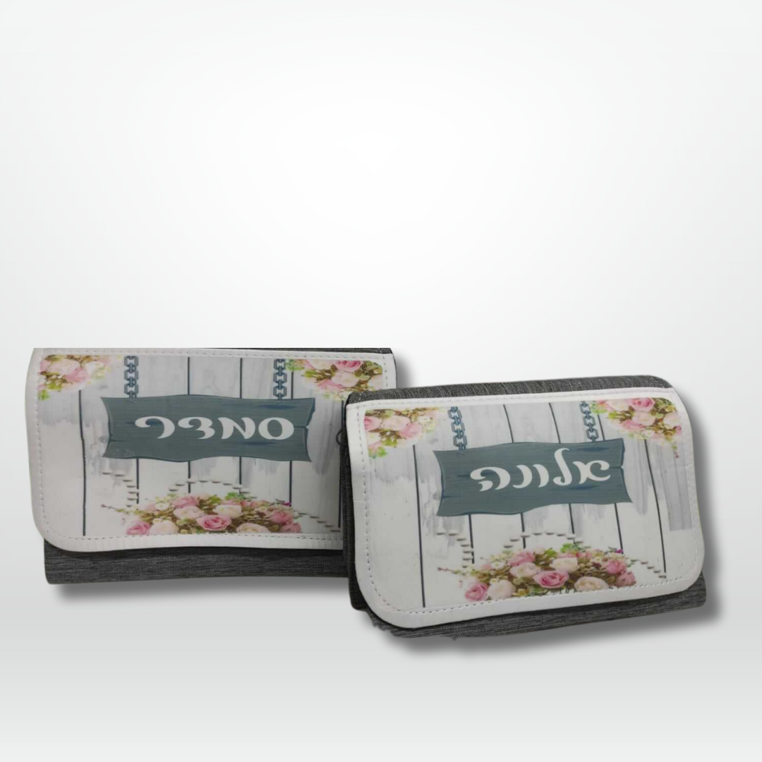 ארנקים מעוצבים עם הדפס פרחים ושמות אישיים בעברית – תמי בנימין
