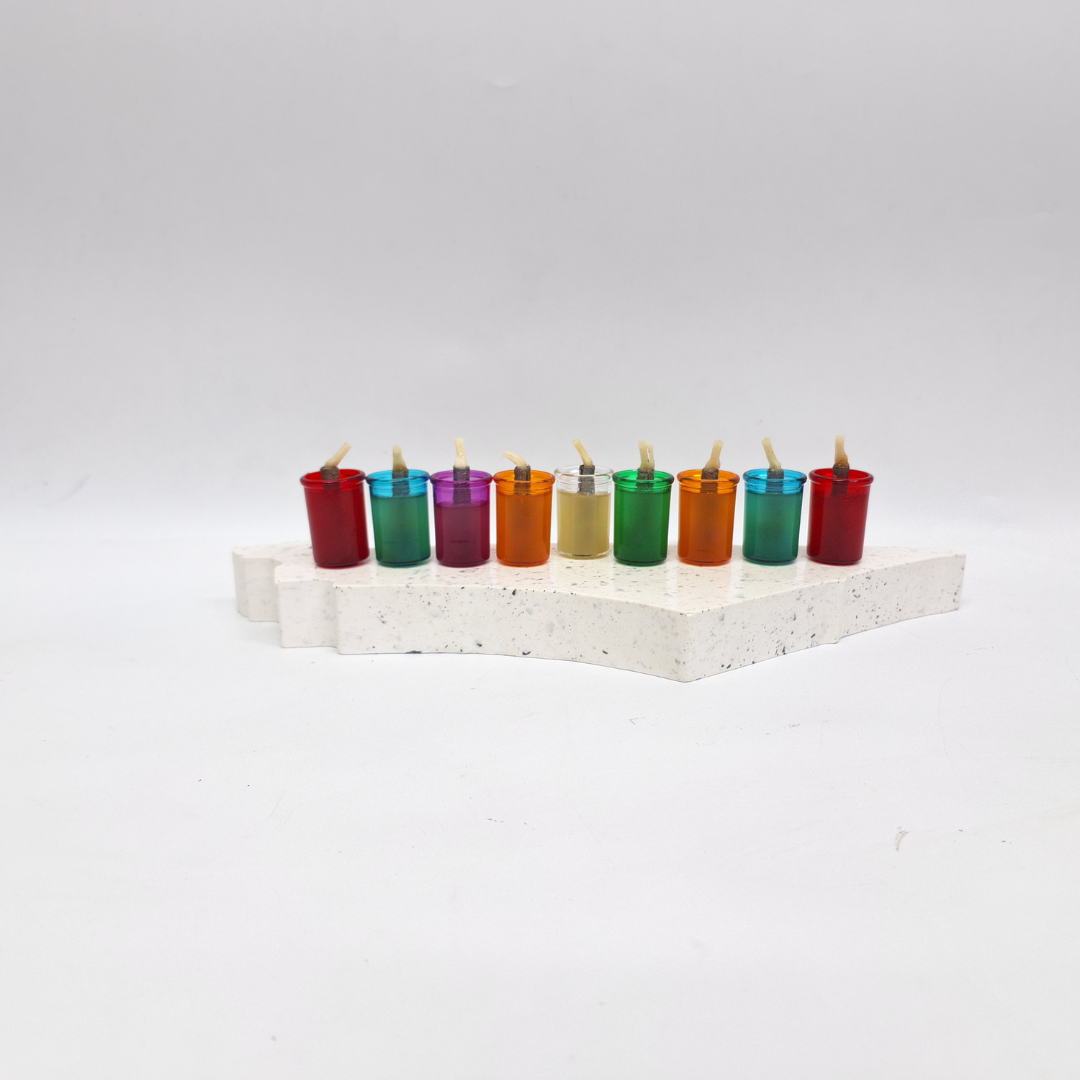 חנוכייה עם 9 כוסיות שמן צבעוניות על בסיס אבן לבנה
