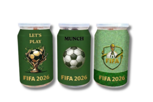 שלוש פחיות משקה ירוקות בעיצוב FIFA 2026 עם כדור כסף וסמלים